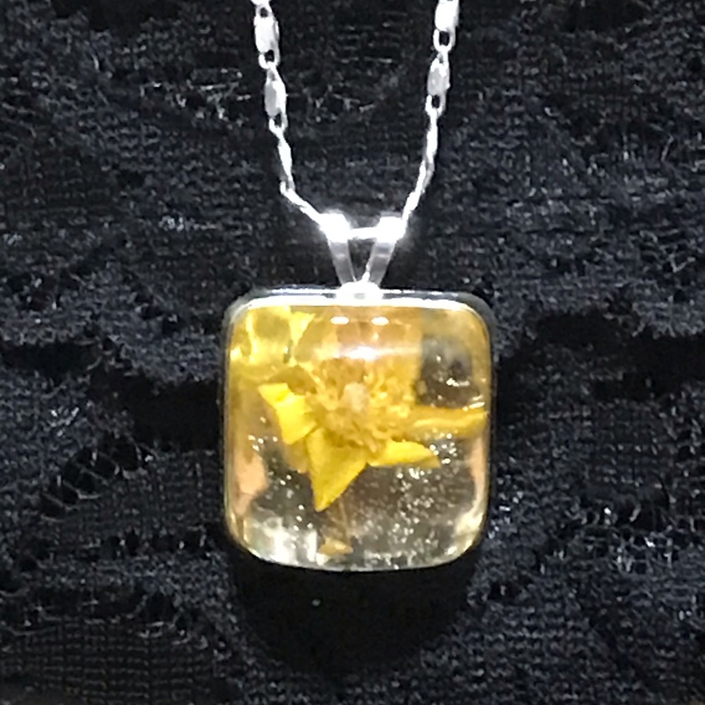 🔴 Flower Set in Resin Necklace.